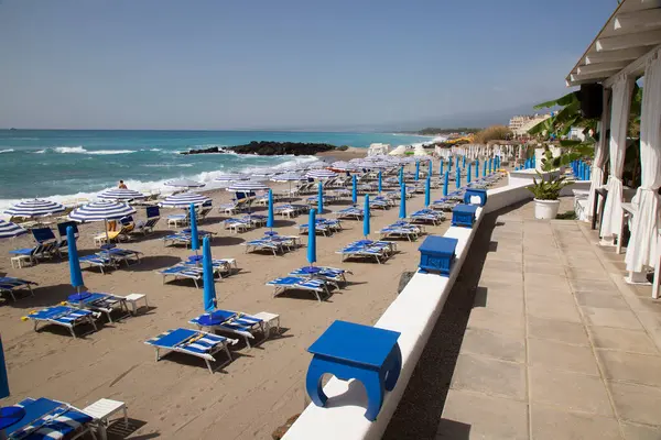 şemsiye ile kumlu plaj