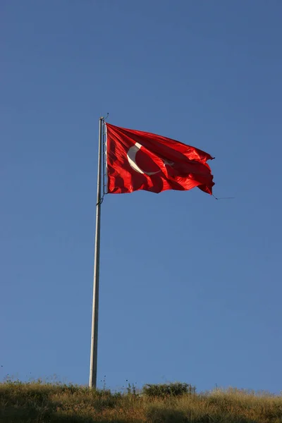 Flagge Der Türkei Auf Blauem Himmel Hintergrund — Stockfoto