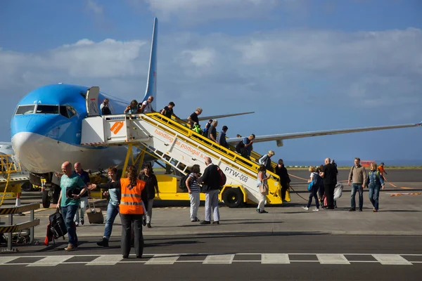 Bir uçağın, yer ekibinin havaalanına gelişi 