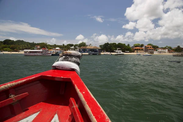 Ferry Navegando Hacia Una Isla Tropical — Foto de Stock