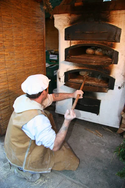 Pekař Peče Chléb Staré Peci Dřevo — Stock fotografie