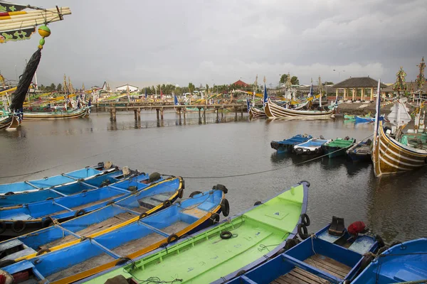Endonezya 'nın Pengambengan limanında parlak renkli ve dini olarak dekore edilmiş geleneksel balıkçı filosu
