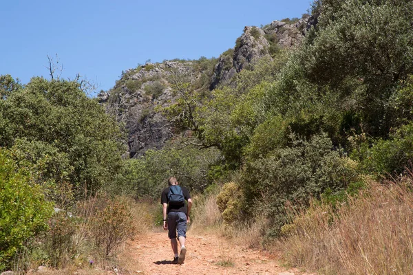 Homem Com Mochila Caminhadas Nas Montanhas — Fotografia de Stock