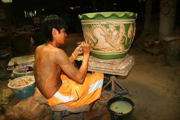 Werker Met Een Klei Pot Aardewerk — Stockfoto