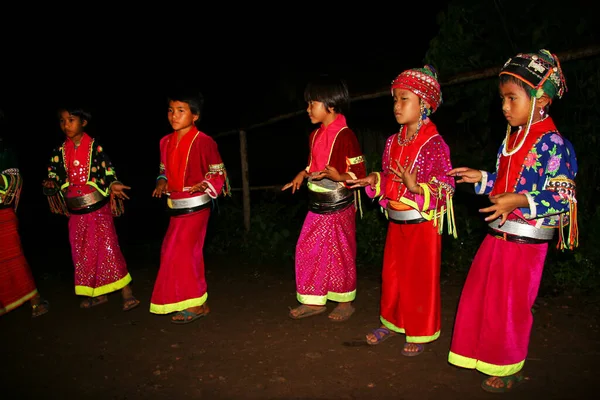 Tayland Gösterilen Geleneksel Tayland Kostümlü Insanlar — Stok fotoğraf