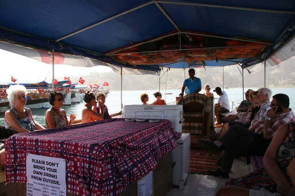 İnsanlar turistik teknede yüzüyor.