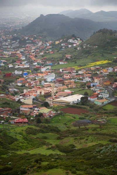 Vadi köyü binalarıyla dolu dağ manzarası