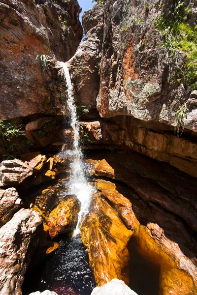Şelaleli büyük taşların doğal manzarası.