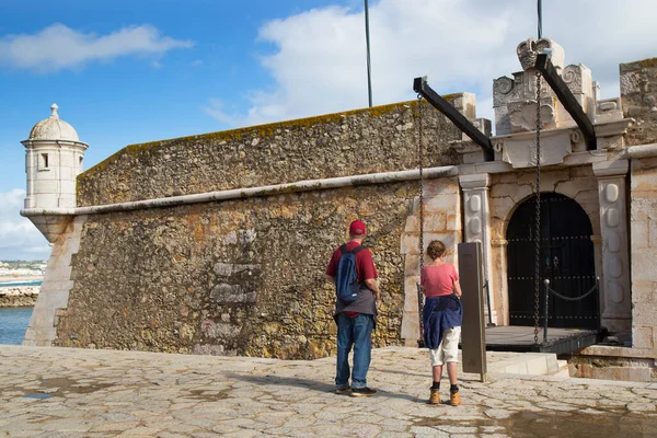 Tarihi binaya bakan turistler