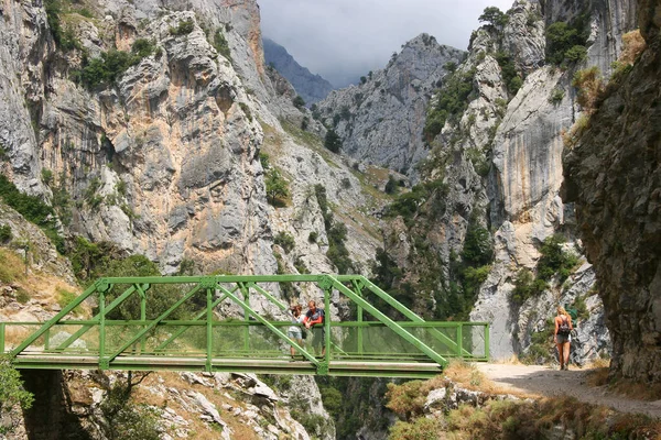 Άνθρωποι Που Περπατούν Στα Βουνά — Φωτογραφία Αρχείου