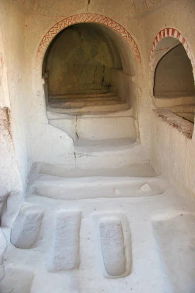 Пещерные Дома Церкви Высеченные Вулканических Скалах Дверями Окнами Внутренними Камерами — стоковое фото