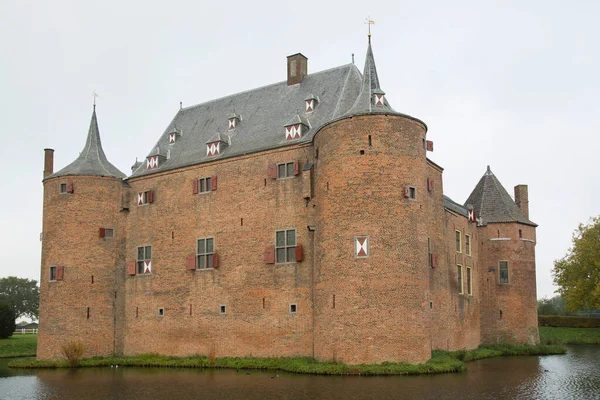 Su kanalı üzerinde ortaçağ binası manzarası