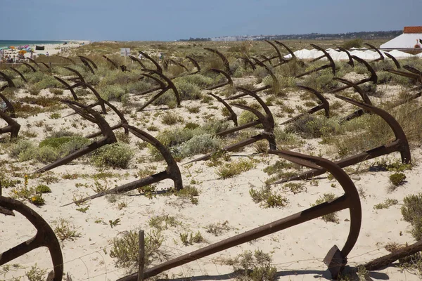 Sol Tände Gamla Rostiga Metallankare Sand — Stockfoto