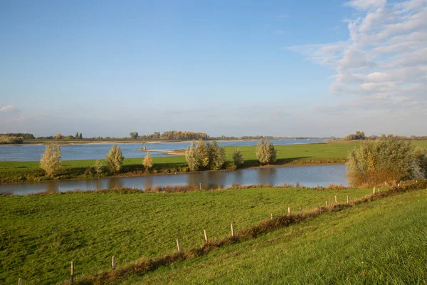 Nehirli güzel bir manzara