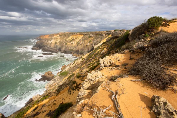 Güzel kayalık deniz manzarası