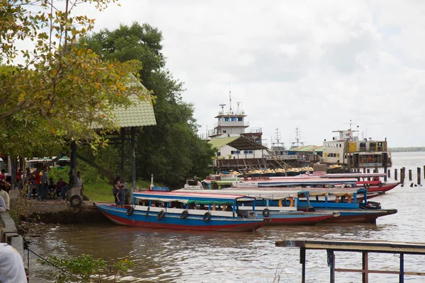 Gündüz nehir limanında tekneler