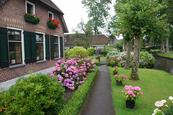 Hollanda 'daki Giethoorn köyünün sakin manzarası