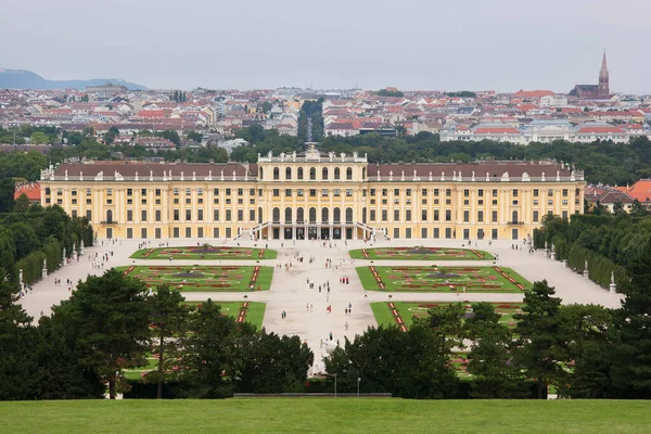 Avusturya 'daki sarayın güzel manzarası