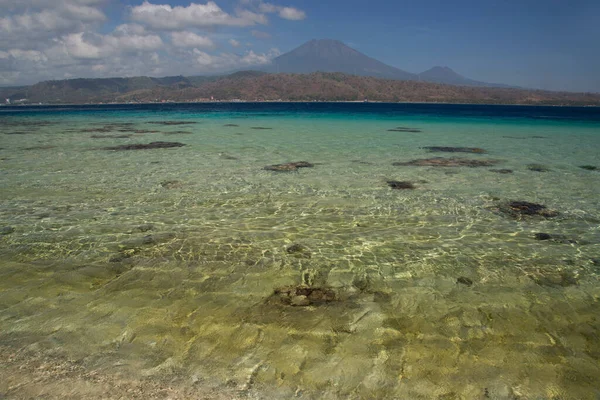 Deniz ve mavi gökyüzü olan güzel sahil 