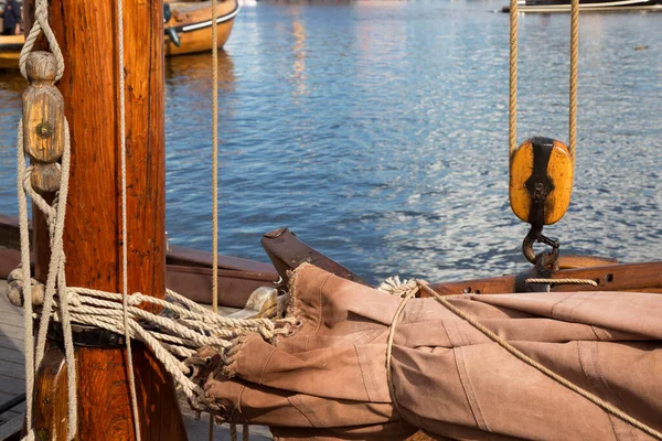 Дерев Яний Рибальський Човен Розповідає Про Воду Нідерландах — стокове фото