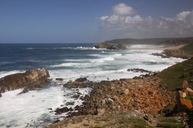 Güzel kıyı şeridi ve okyanus manzarası. 