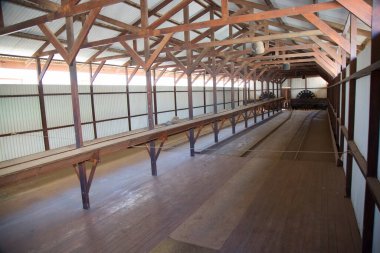 Modern bir binanın içinde.