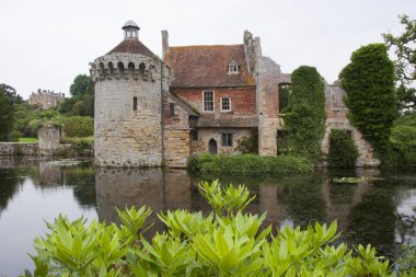 Güzel şato mimarisinin manzarası.