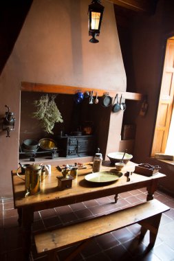 Modern bir mutfağın içinde.