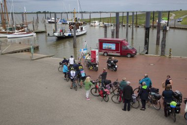 Hollanda şehir limanındaki yelkenlilerin manzarası