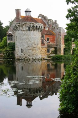 Güzel şato mimarisinin manzarası.