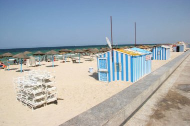 Sahildeki turist manzarası  