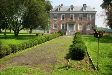 Yeşilliklerle çevrili güzel eski bir ev