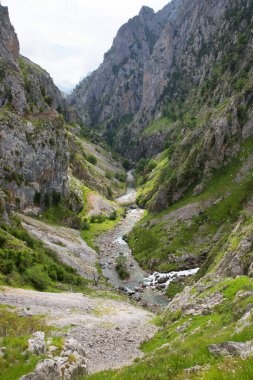 Dağları ve mavi gökyüzü olan güzel dağ manzarası