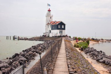 Sahildeki deniz feneri