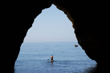 Denizde kayak yaparken