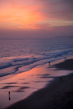 Denizin üzerinde güzel bir gün batımı