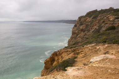 Güzel kayalık deniz manzarası