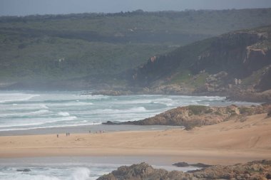Güzel kıyı şeridi ve okyanus manzarası. 