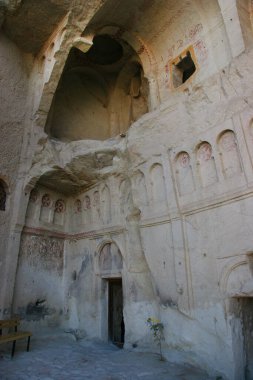 Mağara kiliselerinin duvarlarına ve tavanına Hıristiyan dekorasyonu ve oyma detayları