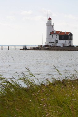 Eski deniz feneri ve ada kıyısında ve uzun iskelede yaşam alanı