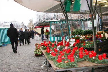 Noel pazarlarındaki farklı tezgahların görüntüsü