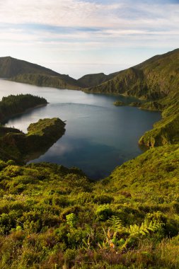 Dağlardaki gölün güzel manzarası