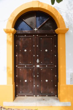 Mavi saplı eski ahşap kapı