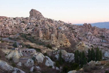 Kapadokya Türkiye 'nin ünlü antik kaya evleri