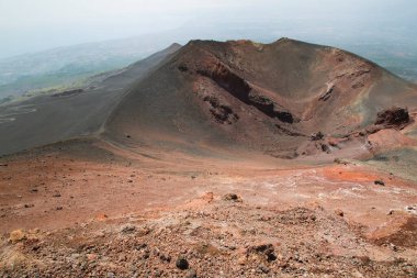 Plato dağlarındaki volkanik vadi manzarası 