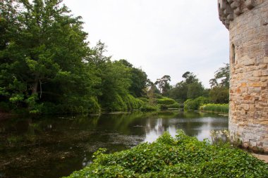 Güzel şato mimarisinin manzarası.