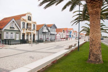 Costa Nova sahilindeki renkli evlerin güzel manzarası.