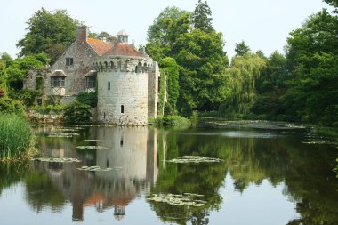 Güzel şato mimarisinin manzarası.