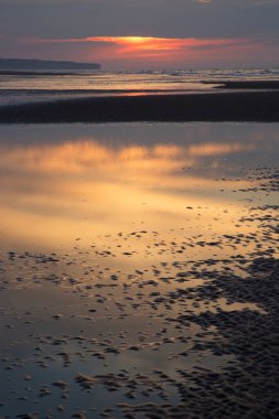 Denizin üzerinde güzel bir gün batımı