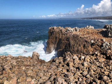 Keskin kayalar, dik uçurumlar, düşük büyüyen çalılıklar ve gizli kumsal parçaları ile kıyı boyunca uzanan engebeli doğa bölgesi, yüksek dalgalar kıyı boyunca kırdıyor ve sıçrıyor.